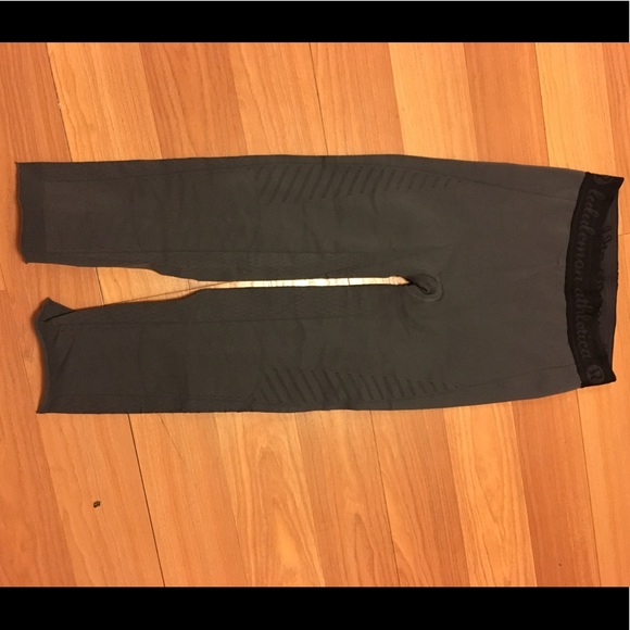 Gray lulu leggings with pretty cut outs - Picture 3 of 3